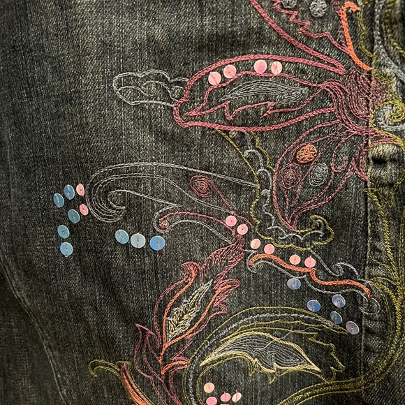 KATE HILL CASUAL DENIM JEAN SKIRT W/ FLORAL EMBROIDERY & FRAYED BOTTOM, SIZE 12 - Picture 3 of 5